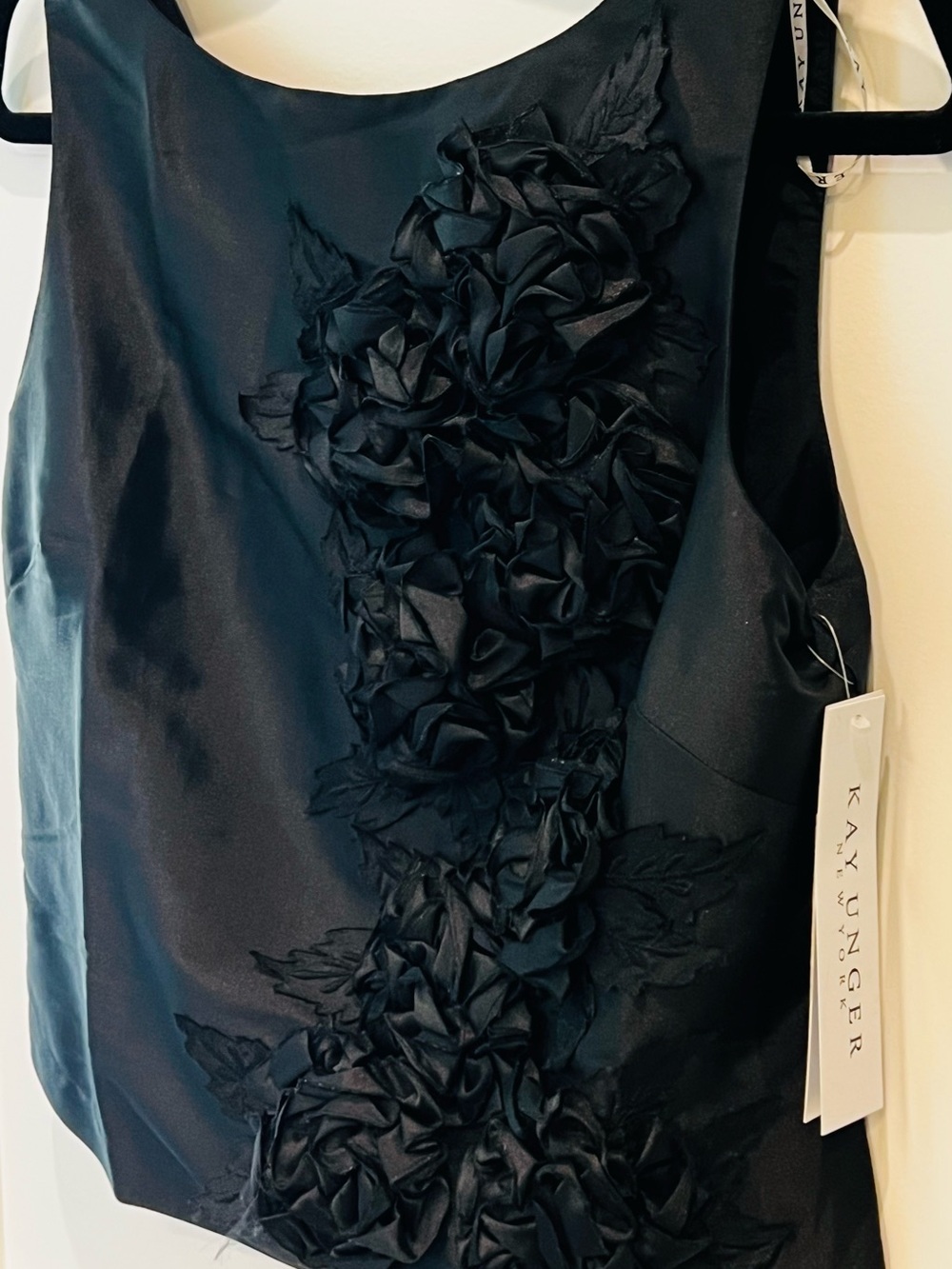 Kay Unger Anita top features sculpted 3D floral appliqué Size 6